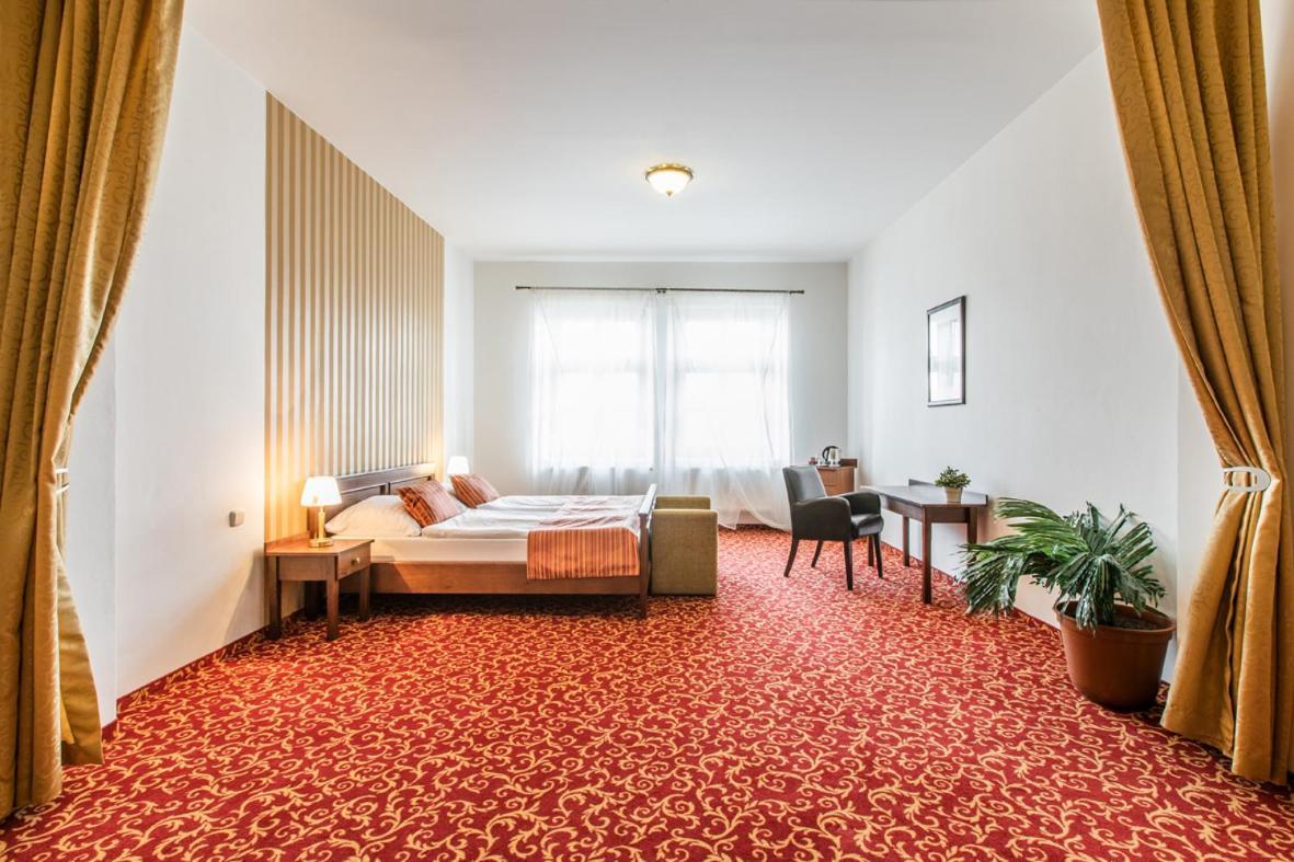 Hotel U Zlateho Kohouta Кромержиж Экстерьер фото