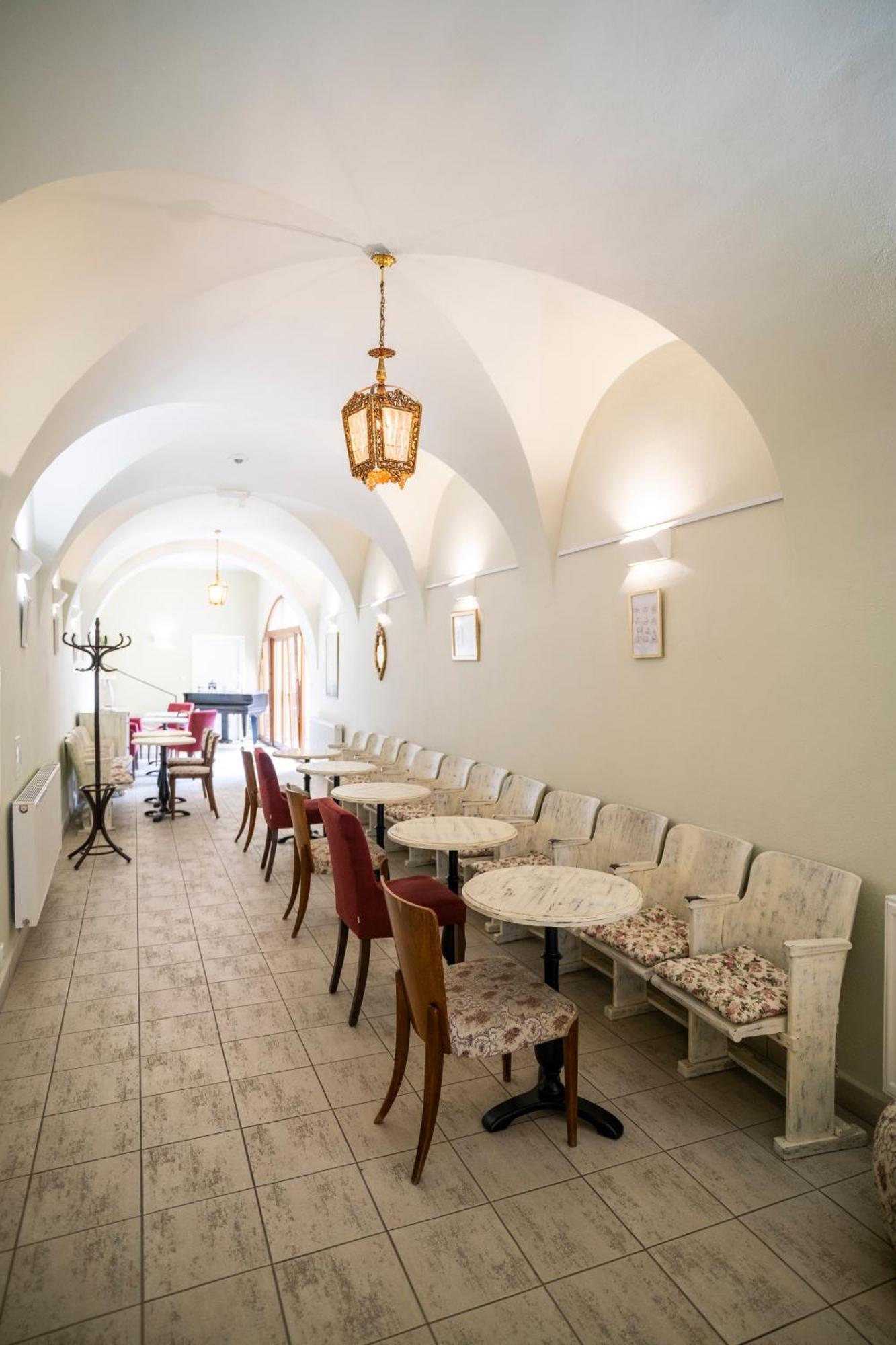 Hotel U Zlateho Kohouta Кромержиж Экстерьер фото