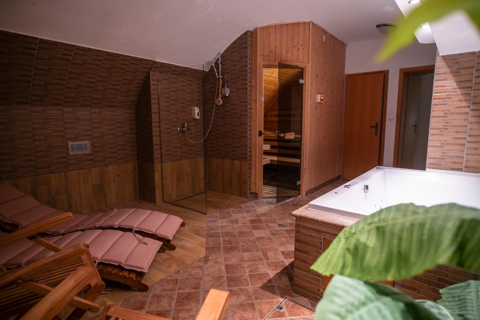 Hotel U Zlateho Kohouta Кромержиж Экстерьер фото