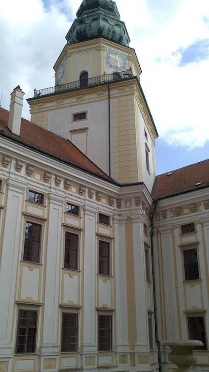 Hotel U Zlateho Kohouta Кромержиж Экстерьер фото