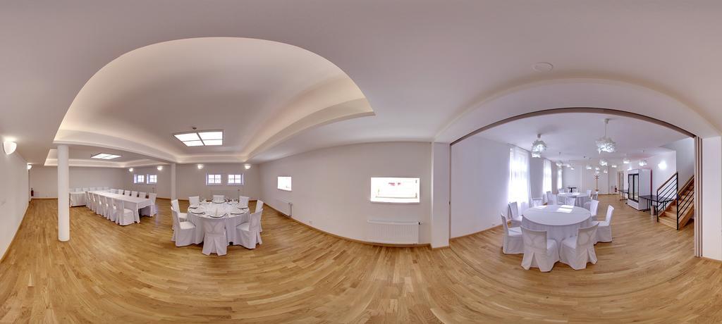 Hotel U Zlateho Kohouta Кромержиж Экстерьер фото