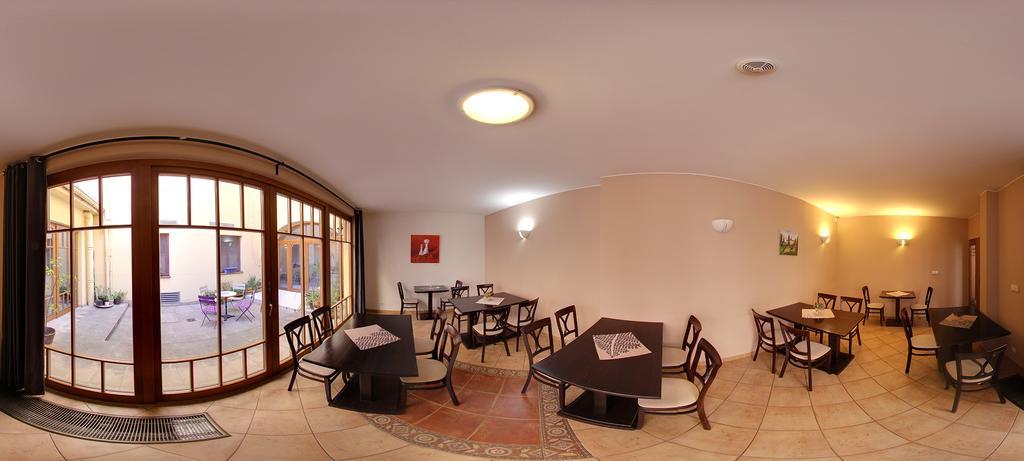 Hotel U Zlateho Kohouta Кромержиж Экстерьер фото