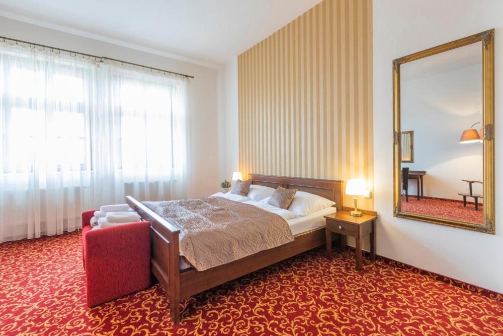 Hotel U Zlateho Kohouta Кромержиж Экстерьер фото