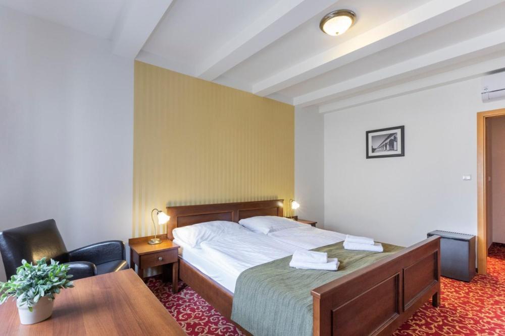Hotel U Zlateho Kohouta Кромержиж Экстерьер фото