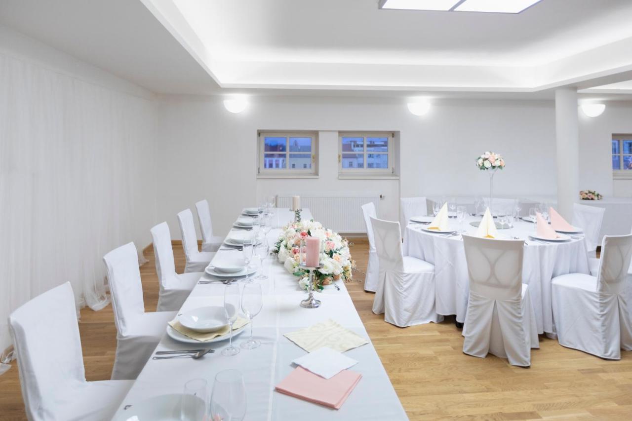 Hotel U Zlateho Kohouta Кромержиж Экстерьер фото